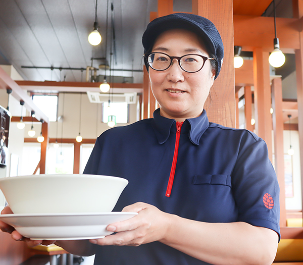 ラーメンを持っている主婦Tさん
