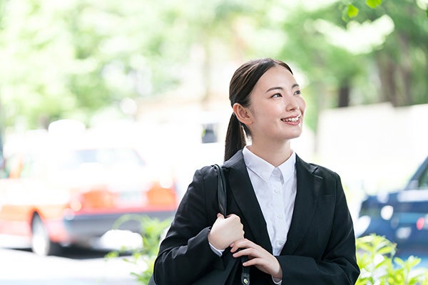 女性のスーツの着こなし・身だしなみ