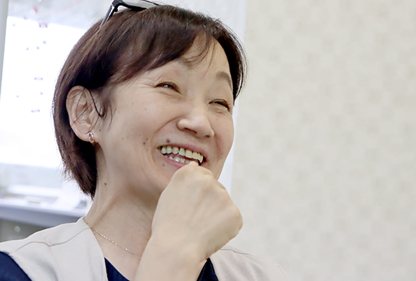 ログロールの魅力を笑顔で語る登録スタッフSさん