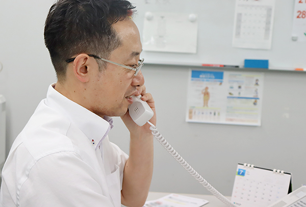 真剣な表情で電話対応を行う大阪支店・支店長Kさん