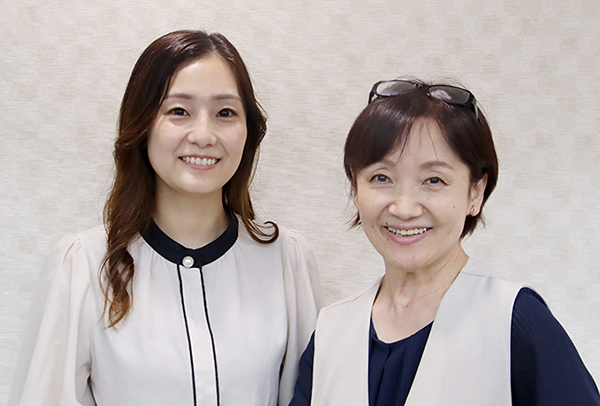 笑顔で笑いかける登録スタッフSさんと営業Kさん