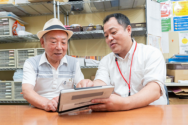 必要な手続きは営業所長のサポートのもと行います