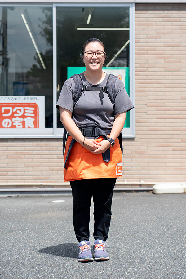 腰巻きタイプか胸当てタイプ、いずれかのエプロンを支給