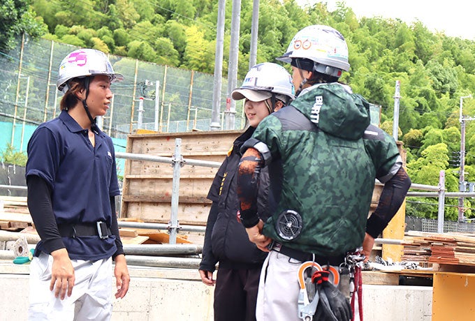 休憩時間に会話を楽しむ3名の若手社員