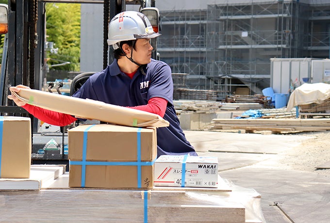 軽い資材を運搬する現場社員