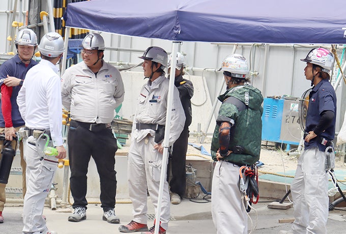 仕事終わりに労い合うマグナムメイドサービスの現場社員たち