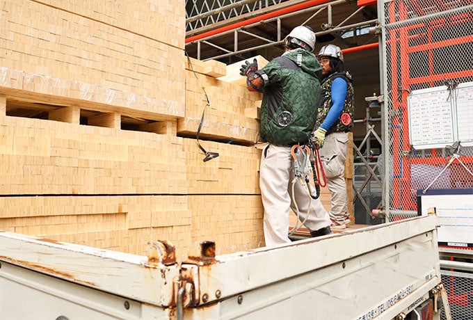 トラックから資材を下ろす現場社員