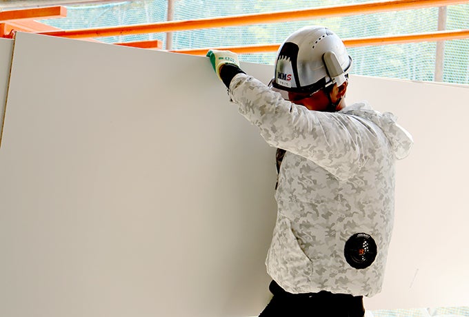 大きな資材を運搬する現場社員