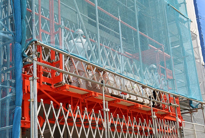 大量の資材を一度に上階に運ぶ工事用エレベーター