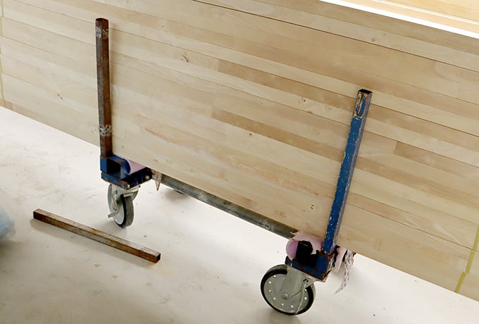 細い通路で資材を運ぶのに便利な専用台車