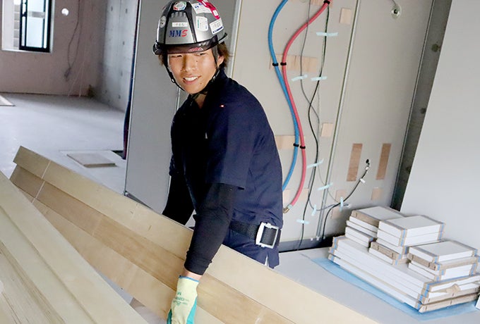 破損しないように慎重に資材を置く新人社員Yさん