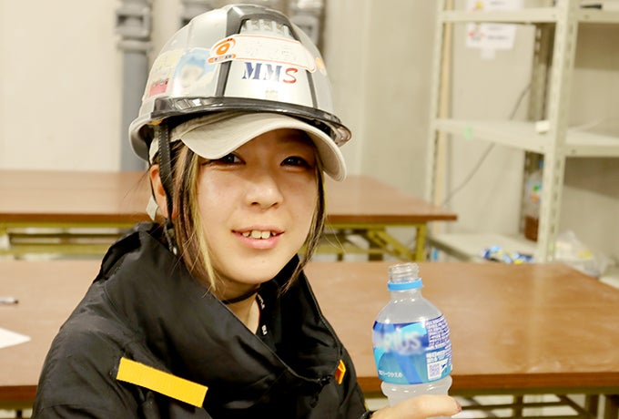 休憩中に水分補給を行う社員のKさん