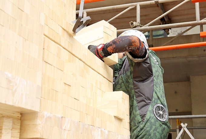 全身の力をうまく使い資材を運搬する現場社員