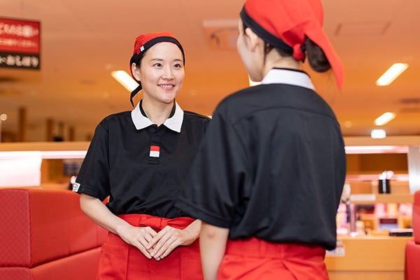 ベテランスタッフが教えている様子