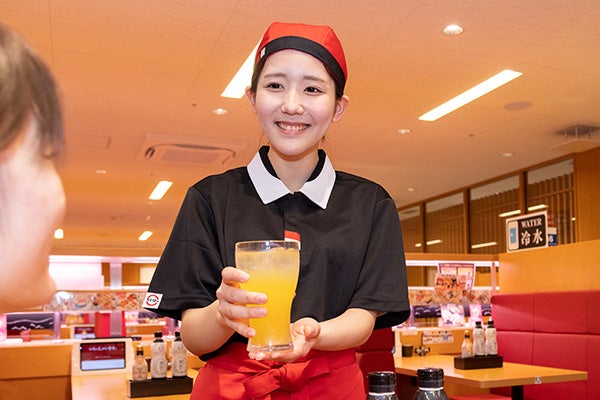 接客している学生スタッフ