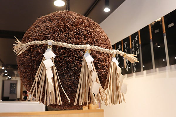 店内に吊るされている大きな杉玉