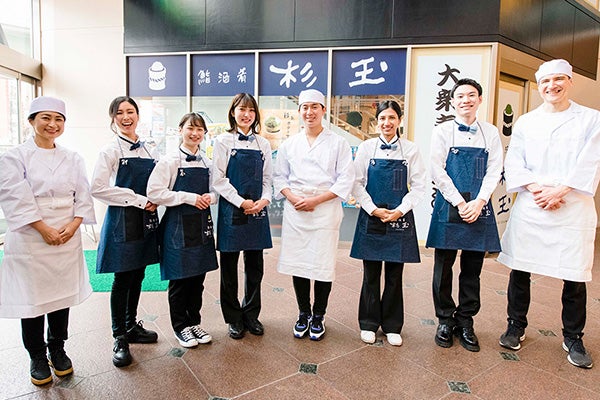 年齢や国籍がさまざまな杉玉のスタッフ