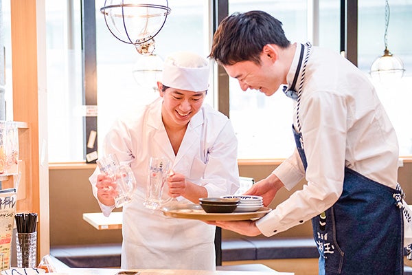 協力して片付けをする2名のスタッフ