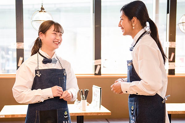 笑顔で会話している2名のスタッフ