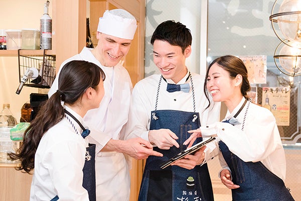 楽しそうにコミュニケーションをとる外国籍スタッフ