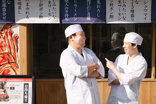 笑顔で会話している2名の正社員