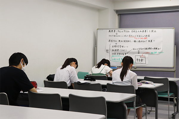 登録会の様子。セミナー形式で行われる