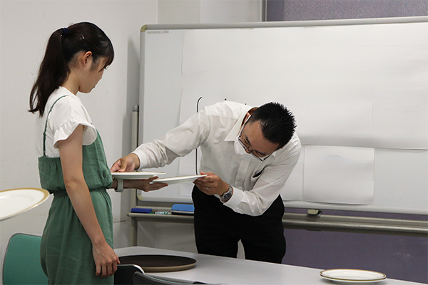 座学のあとは、実践練習。お皿の持ち方のアドバイスを直接受けられます