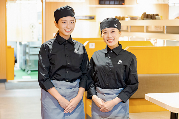 回転寿司みさきで働くスタッフ2名