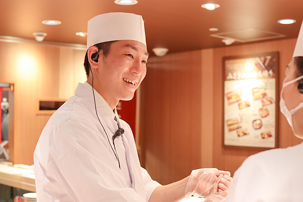 隣で教えてくれるスタッフ