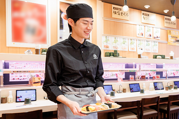 笑顔で接客する学生スタッフ