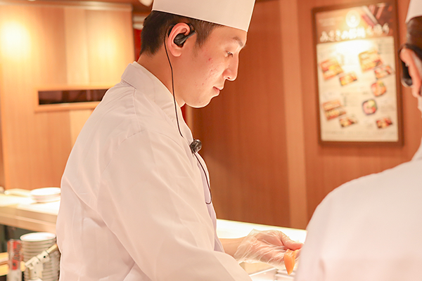 真剣な顔でお寿司を握るスタッフ