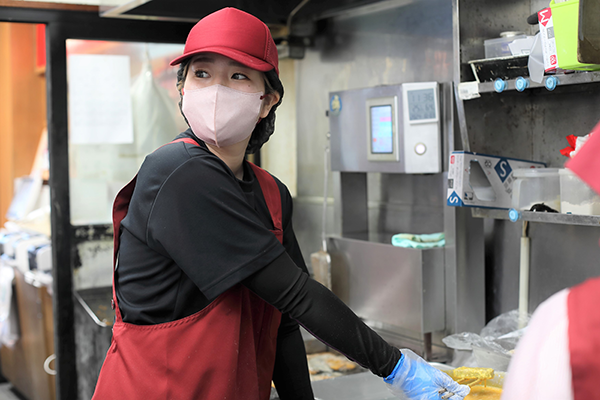 土日祝日は給料アップ！高時給でがっつり稼ぎやすい