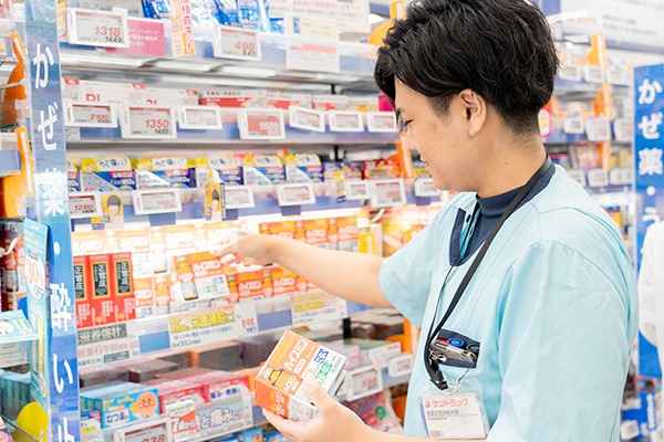 医薬品の品出しをしている社員Tさん