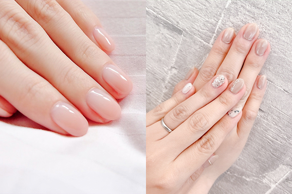 ネイルや指輪をしている手元