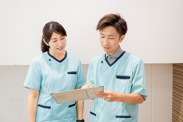 社員にシフトの相談をしているパートタイマーYさん