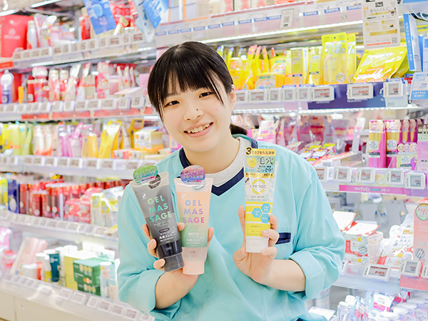 サンドラッグのオリジナル商品を持った社員Sさん