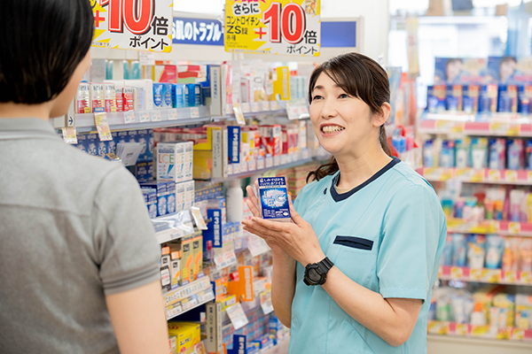 医薬品の説明をしているパートタイマーYさん