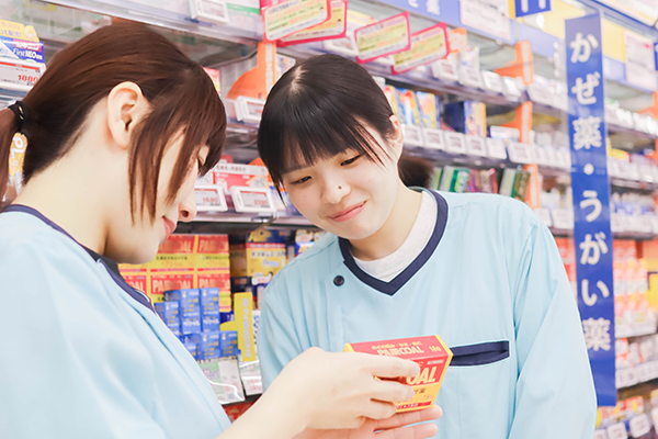 先輩社員に教えてもらっている社員Sさん