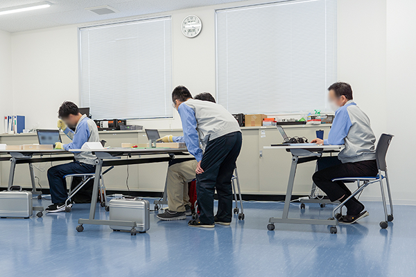 講義中、講師が訓練生をサポートする様子