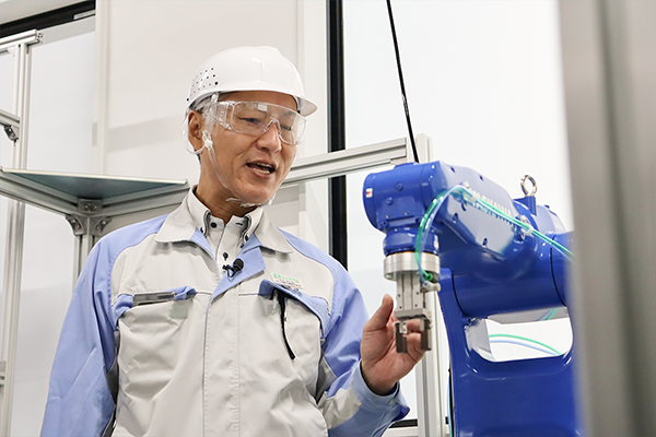 産業用ロボットを使用した実技研修の様子