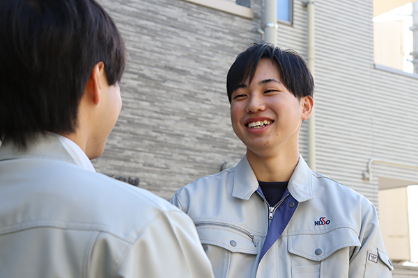 派遣スタッフとサポートスタッフの会話の様子