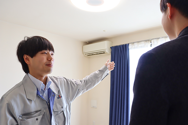 日総工産のサポートスタッフに、寮を案内してもらう様子