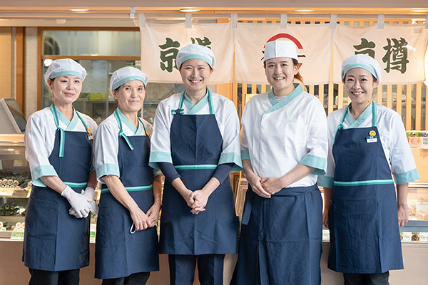 京樽で働くスタッフの集合写真