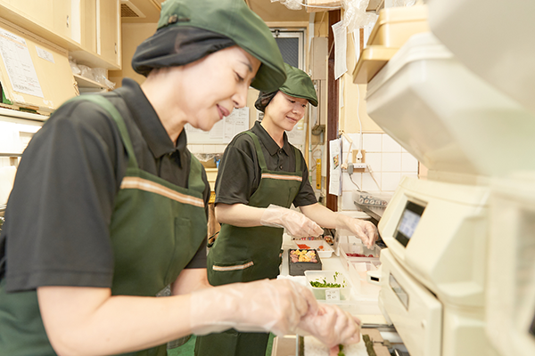 製造スタッフとして働くスタッフ2名