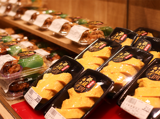 惣菜部門のスタッフさんが調理した玉子焼き