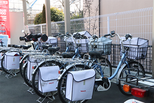 ヤクルトレディが使用している自転車が並ぶ駐輪場