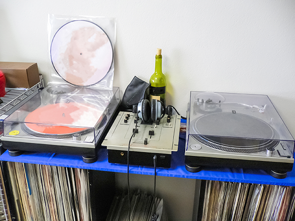 レコードとヘッドフォンが飾られた部屋の一角