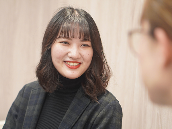 営業担当と派遣エンジニアが会話している様子