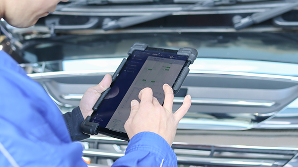 電子記録簿を操作している手元