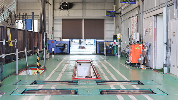 車両を載せるだけで一部の検査が完了する自動判定検査ライン